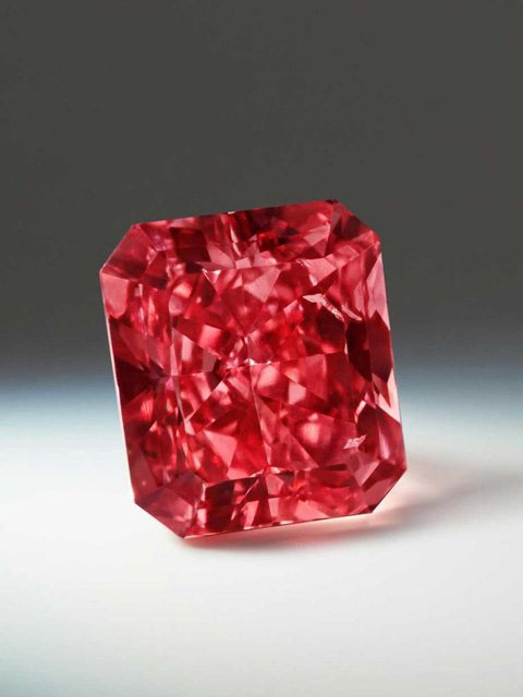 איך נוצר יהלום אדום?