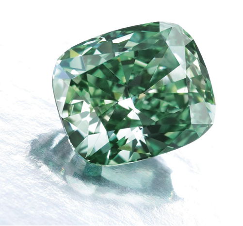 צילום תקריב של יהלום ירוק טבעי ברקע לבן