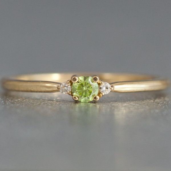 טבעת זהב עם יהלום ירוק בגוון תפוח