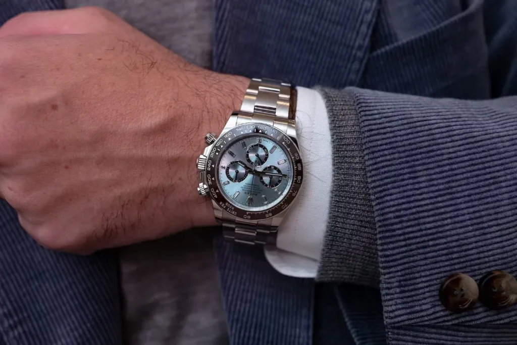 שעון רולקס דייטונה לה מאן על יד של גבר בחליפה